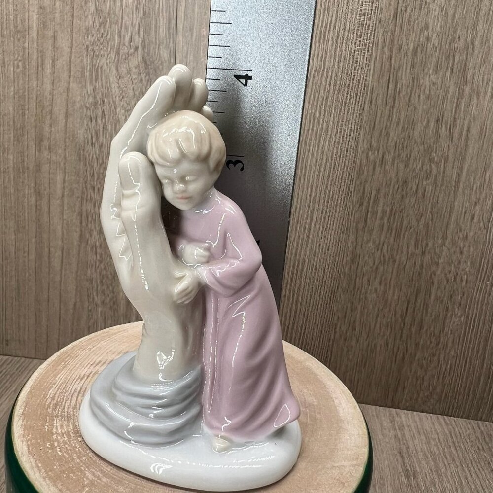 VTG 1983 Roman Palm of My Hand Child Figurine Porcelain Religious Glossy Lilac - Picture 9 of 10